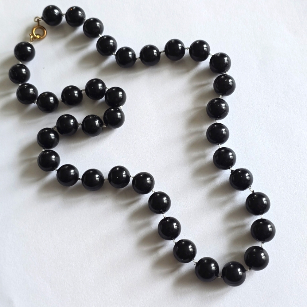 Vintage black beads necklace Lightweight goth gothic classic elegant